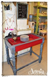 Gyorsan befestettük még ezt az asztalt. Gyönyörű ez a vörös! (Festék: Annie Sloan Chalk Paint)